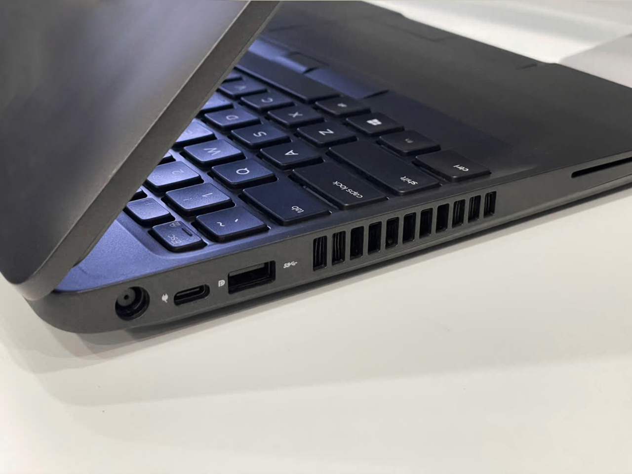 Laptop chuyên đồ họa Gaming DELL Latitude 5501 - 15.6" FHD / i7-9850H / 16G / 256GB / MX 150 2G (2nd like new)