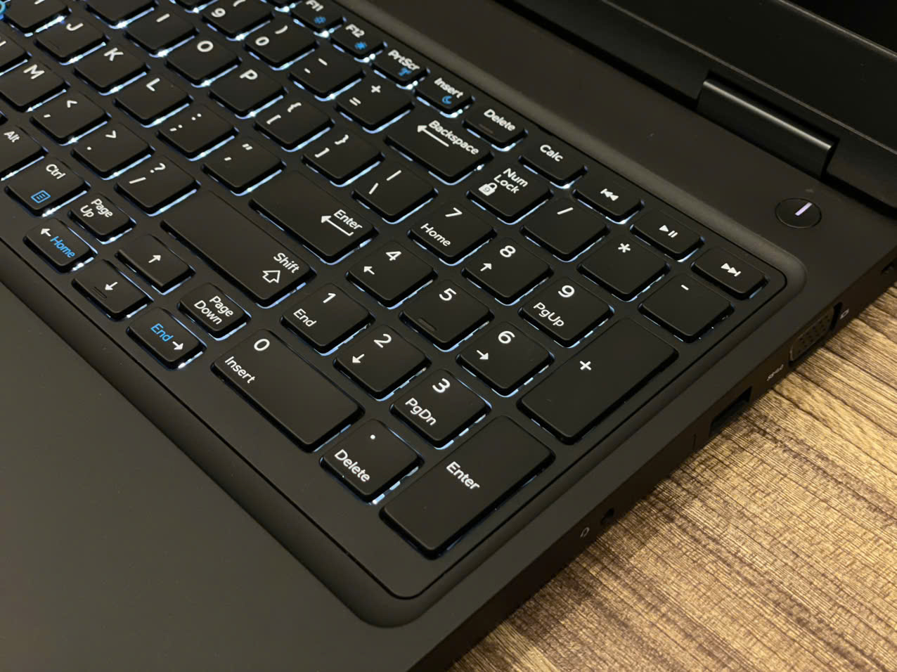 Laptop Dell Precision 3530 - 15.6" FHD / i7-8750H / 16GB / 256GB / QUADRO P600 (2nd)